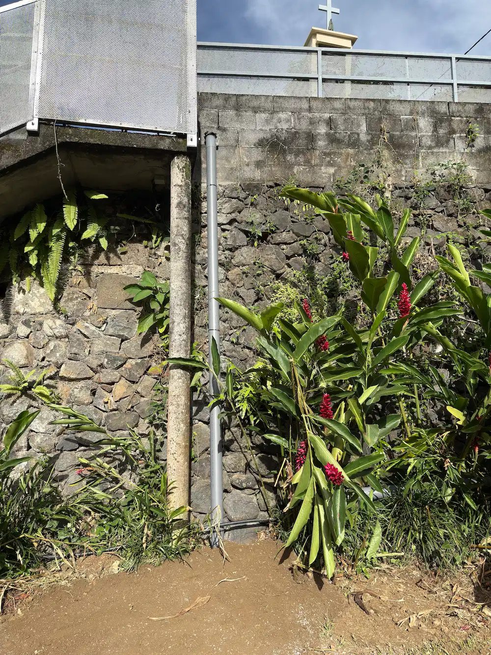 Travaux pour réparer le clocher.